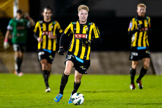 Häckens Samuel Gustafson med bollen