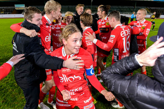 Elfsborgs Anton Andreasson firar med laget