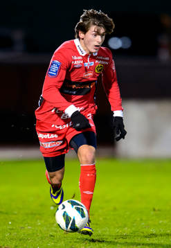 Elfsborgs Arber Zeneli med bollen