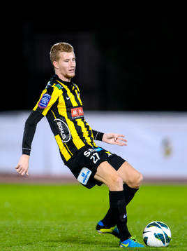 Häckens Simon Gustafson med bollen