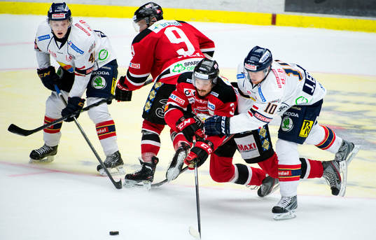 Malmö Redhawks Björn Carlsson blir tagen av Djurgårdens
