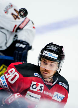 Malmö Redhawks Mattias Persson har pucken ovanför sitt
