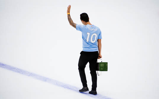 Malmö FF Jiloan Hamad kommer med Lennart Johanssons pokal