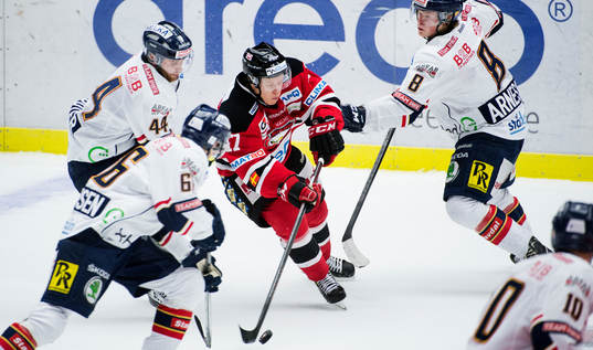 Malmö Redhawks Daniel Viksten är omringad