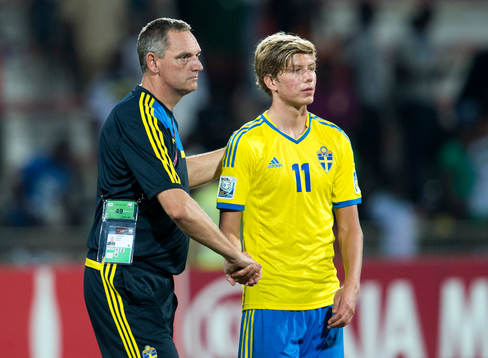Sveriges förbundskapten Roland Larsson tackar Anton