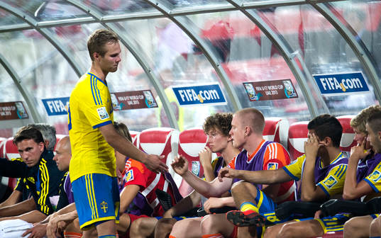 Sveriges Gustav Engvall tackar lagkompisarna på bänken