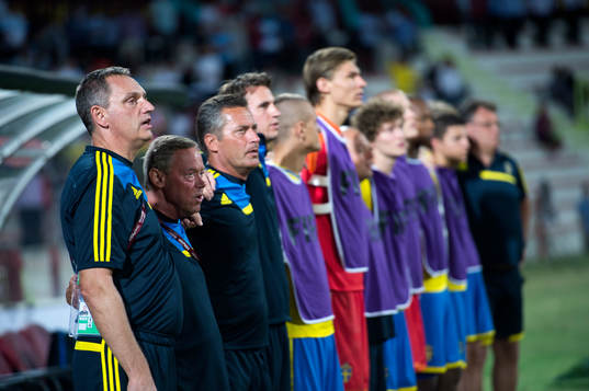 Den svenska bänken med förbundskapten Roland Larsson i