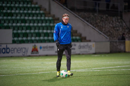 Halmstads Kristoffer Fagercrantz värmer upp innan matchen