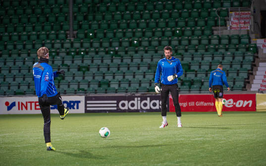 Halmstads målvakt Stojan Lukic värmer upp innan matchen i
