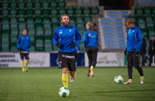 Halmstads Jesper Westerberg värmer upp innan matchen i