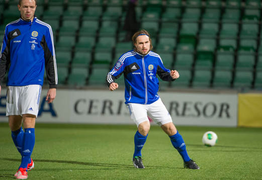 Sundsvalls Kevin Walker, värmer upp innan matchen i kvalet