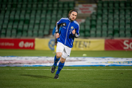 Sundsvalls Kevin Walker, värmer upp innan matchen i kvalet