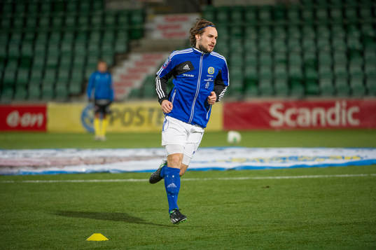 Sundsvalls Kevin Walker, värmer upp innan matchen i kvalet