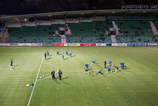 Halmstads värmer upp innan matchen i kvalet till