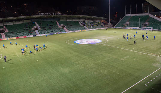 Halmstad & Sundsvall värmer upp innan matchen i kvalet
