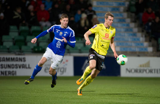 Halmstads Rickard Magyar  jagas av Sundsvalls Johan Ekholm