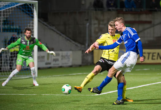 Sundsvalls Johan Eklund, skjuter mot Halmstads målvakt