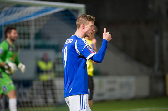 Sundsvalls Johan Eklund, ger tummen upp. i matchen i kvalet
