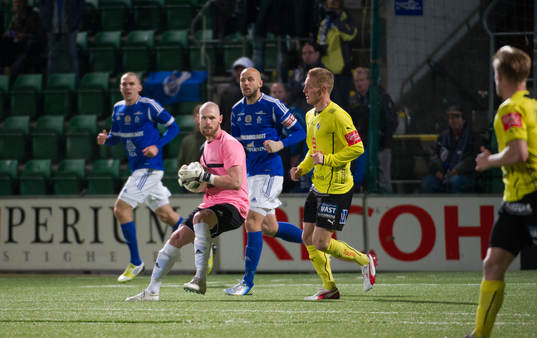 Sundsvalls målvakt Tommy Naurin räddar i matchen i kvalet