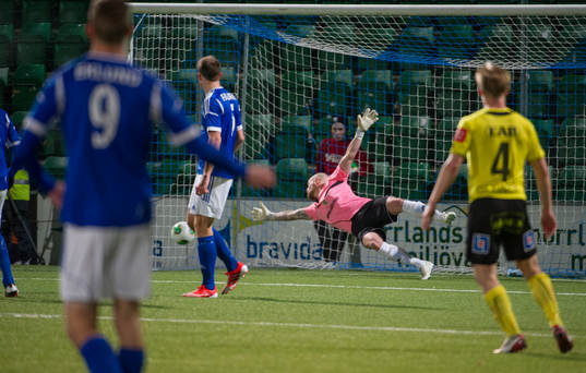 Sundsvalls målvakt Tommy Naurin, släpper in 1-1 målet,