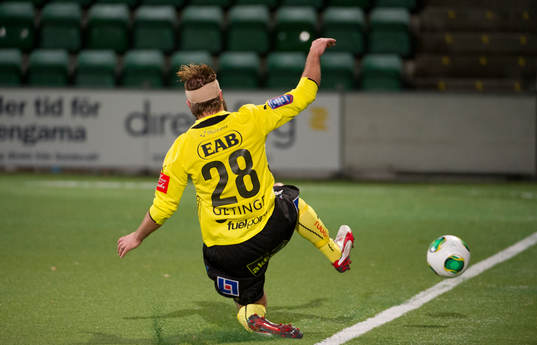 Halmstads Jesper Westerberg hinner inte hålla bollen i