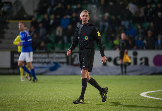 Domaren Johan Hamlin i matchen i kvalet till allsvenskan
