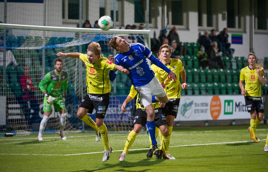 Sundsvalls Johan Eklund, i nickduell med Halmstads Johan