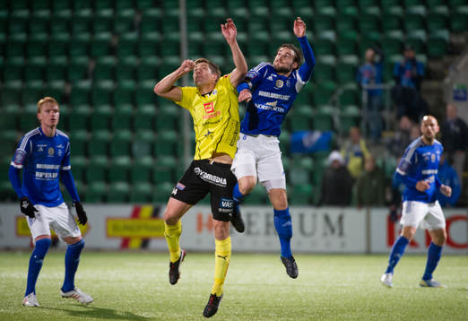 Sundsvalls Kevin Walker, i nickduell med Halmstads Mikael