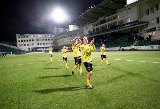 Halmstads Kristoffer Fagercrantz och lagkamrater visar