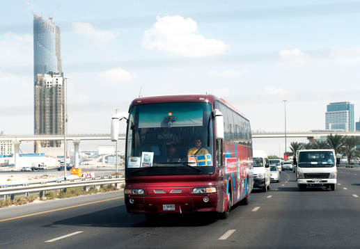 Bussen med de svenska spelarna lämnar Dubai för Abu Dhabi