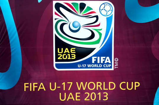 Flagga med logotypen för Fifa U-17 World Cup UAE 2013
