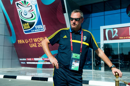 Sveriges förbundskapten Roland Larsson utanför