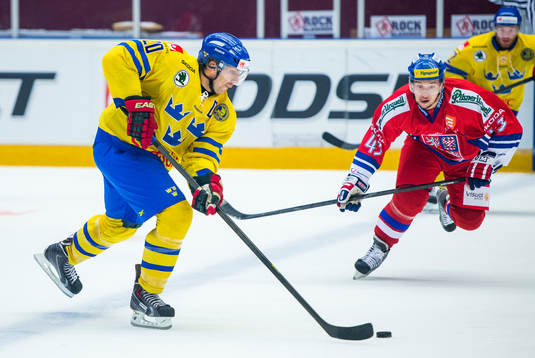 Sveriges Joel Lundqvist petar fram pucken framför
