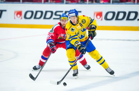 Sveriges Elias Fälth med Tjeckiens Petr Vrana bakom sig