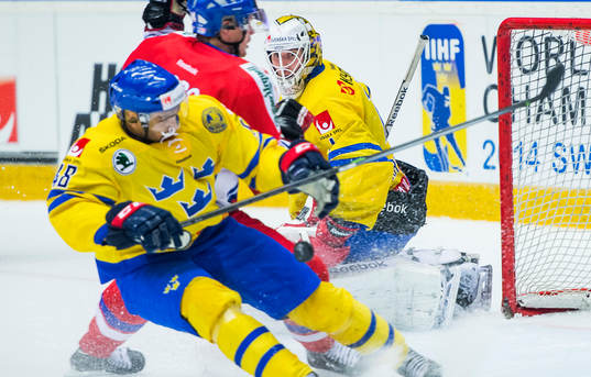 Sveriges målvakt Henrik Karlsson stöter undan pucken