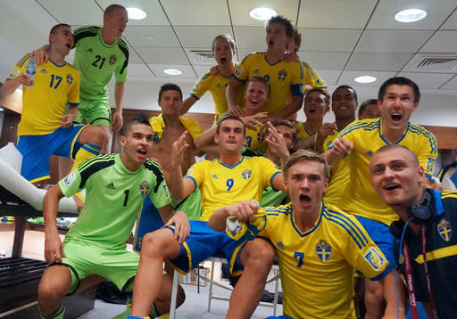 De svenska bronsmedaljörerna jublar i omklädningsrummet