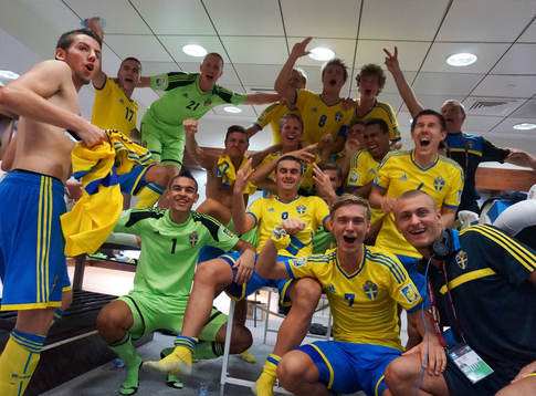 De svenska bronsmedaljörerna jublar i omklädningsrummet
