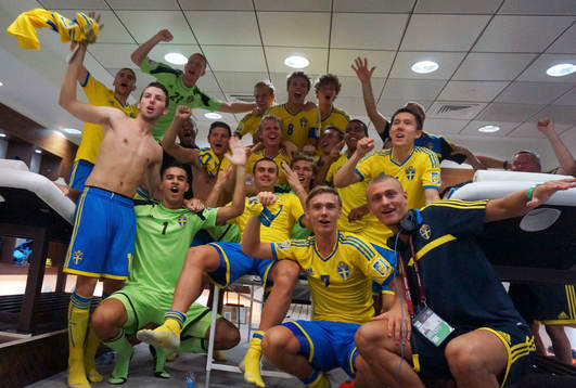De svenska bronsmedaljörerna jublar i omklädningsrummet