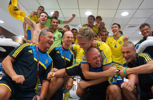 De svenska bronsmedaljörerna jublar i omklädningsrummet