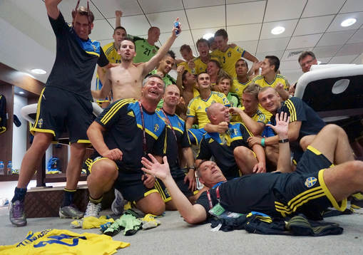 De svenska bronsmedaljörerna jublar i omklädningsrummet