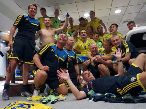 De svenska bronsmedaljörerna jublar i omklädningsrummet