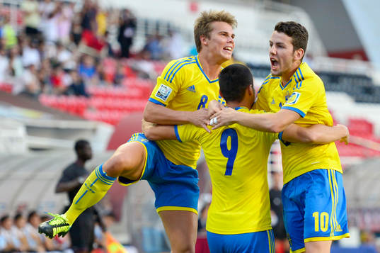 Sveriges Valmir Berisha jublar med sina lagkamrater