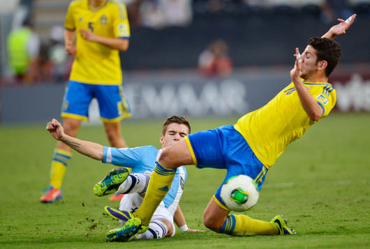 Sveriges Erdal Rakip ger en tackling på Argentinas Matias