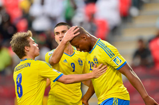 Sveriges Carlos Strandberg jublar med hans lagkamrater