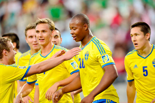 Sveriges Carlos Strandberg jublar med hans lagkamrater