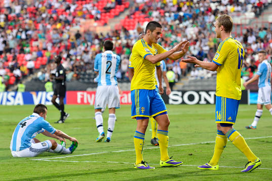 Sveriges Valmir Berisha jublar sin lagkamrat Gustav Engvall