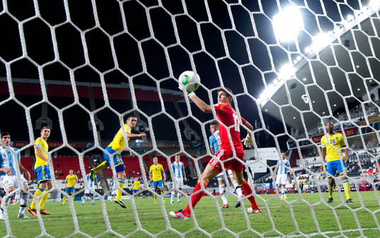 Sveriges Valmir Berisha gör 4-1 bakom Argentinas målvakt
