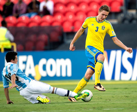 Argentinas Luis Leszczuk bryter bollen av Sveriges  Ali