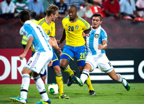 Sveriges  Carlos Strandberg  går förbi Argentinas Rodrigo