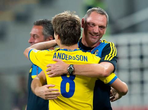 Sveriges förbundskapten Roland Larsson kramar om Elias